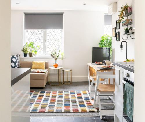 Shirley Apartment | #09 Stylish 2 bed Apart - Sleep 5 - fast Wi-fi - BHX NEC- " Perfect for Contractors and Families - Free Parking"