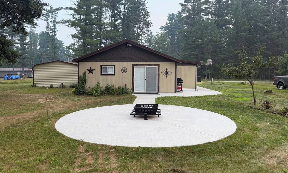 Hatfield House | 1 Mi to Lake Arbutus: Pet-Friendly Home w/Games