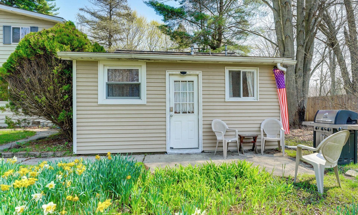 Burtchville House | 1 Mi to Lakeport State Park! Bungalow w/Patio
