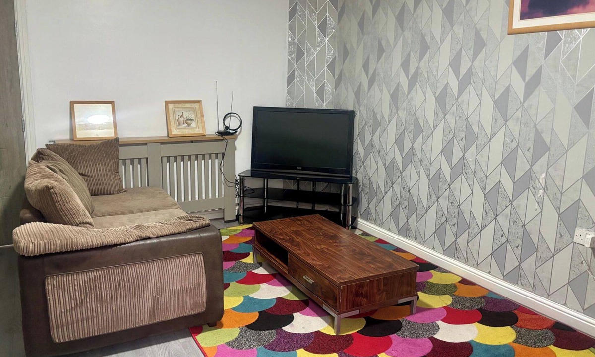 Cradley House | 1 Room ensuite Flat - Sleeps 2 with Sky Full Fibre