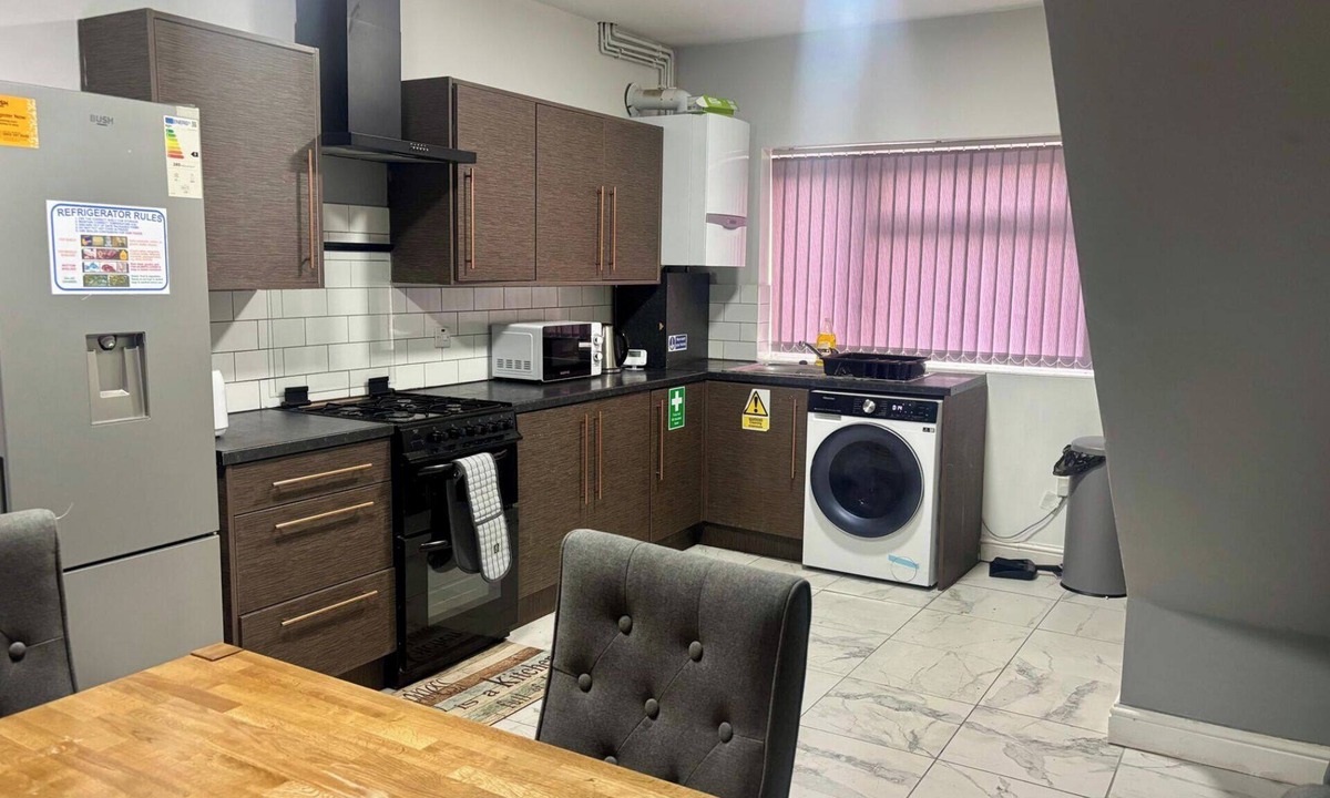 Cradley House | 1 Room Ensuite Flat - Sleeps 2 With Sky Full Fibre