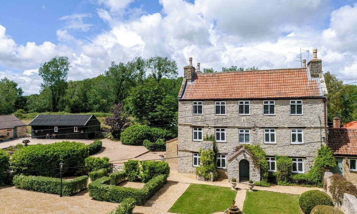 Keynsham House | 1641 Historic Farmhouse, Sleeps 16 · Bath/Bristol