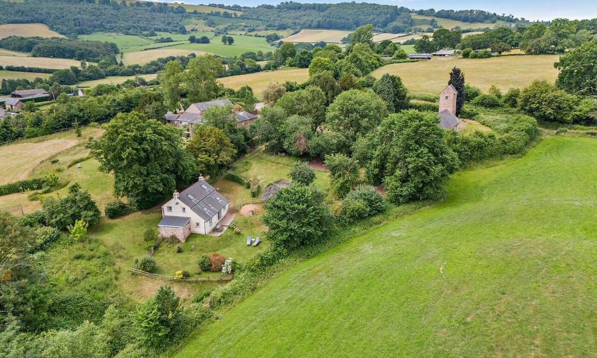 Chepstow Cottage | 2 Bed in Chepstow (oc-42837)