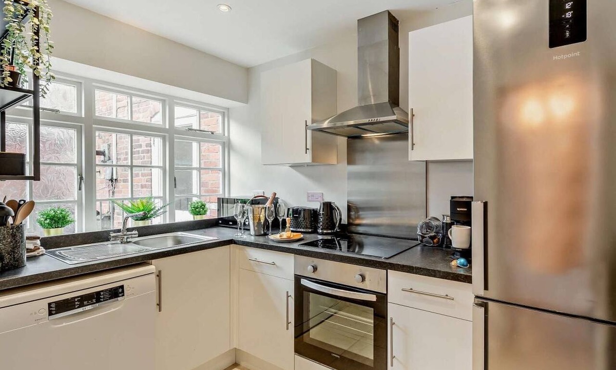 Warwick Town Centre Cottage | 2 Bed in Warwick (oc-93085)