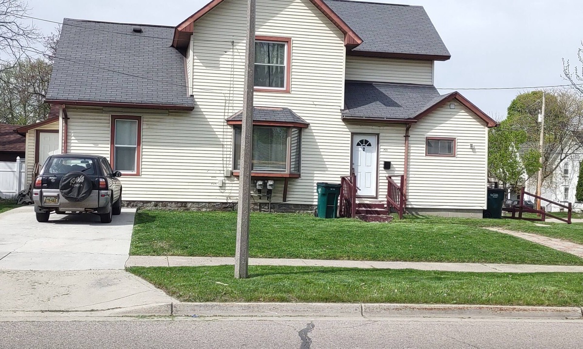 Lansing Apartment | 2-bedroom apartment in peaceful Lansing with AC for your stay