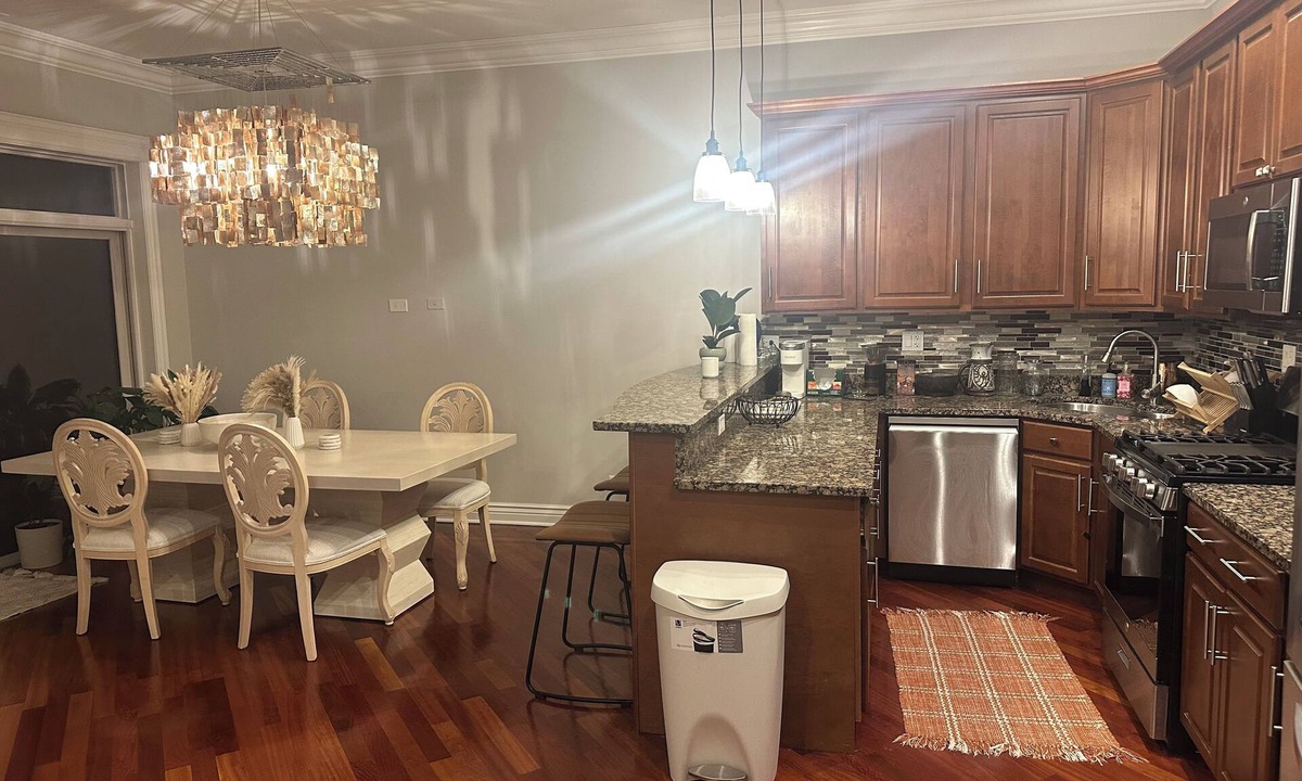 Kenwood Condo | 2 bedroom condo in North Kenwood Hyde Park with elevator.