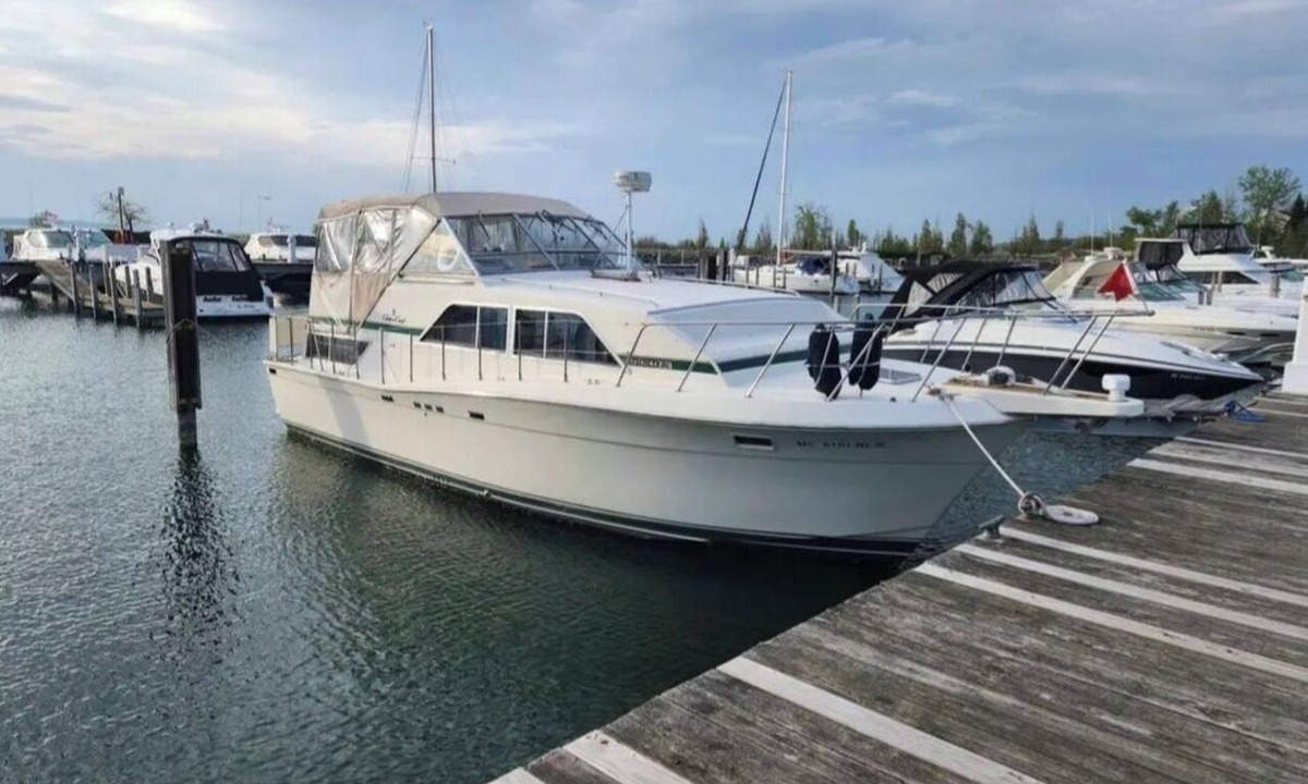 Greilickville Boat Rental | 2-bedroom yacht in charming Traverse City with kitchen and cool AC