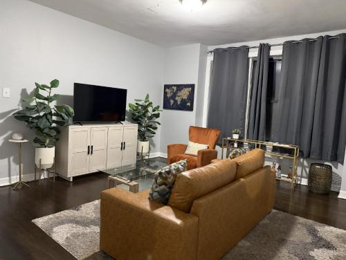Kenwood Apartment | 2 BR Apt Near U Chicago Campus & the Lakefront!
