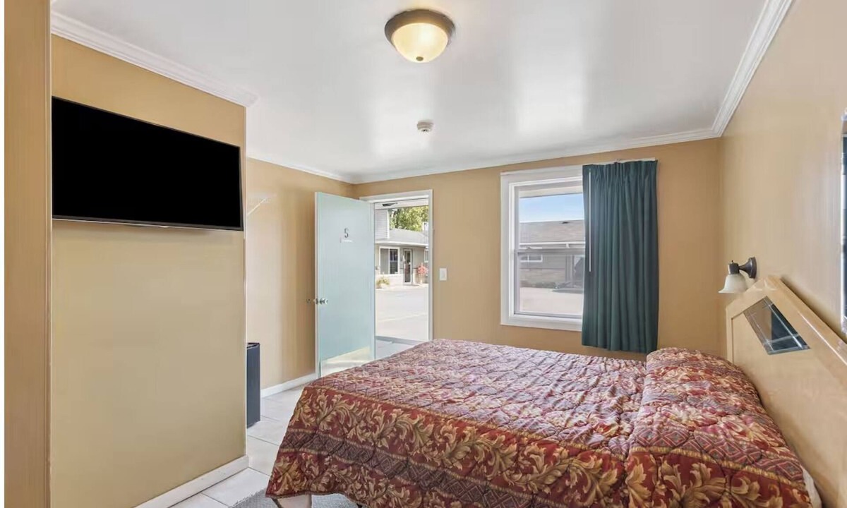 Shields Hotel | 2 Budget- Friendly Rooms for Work Trips Near Conference Center & Dining Spots!