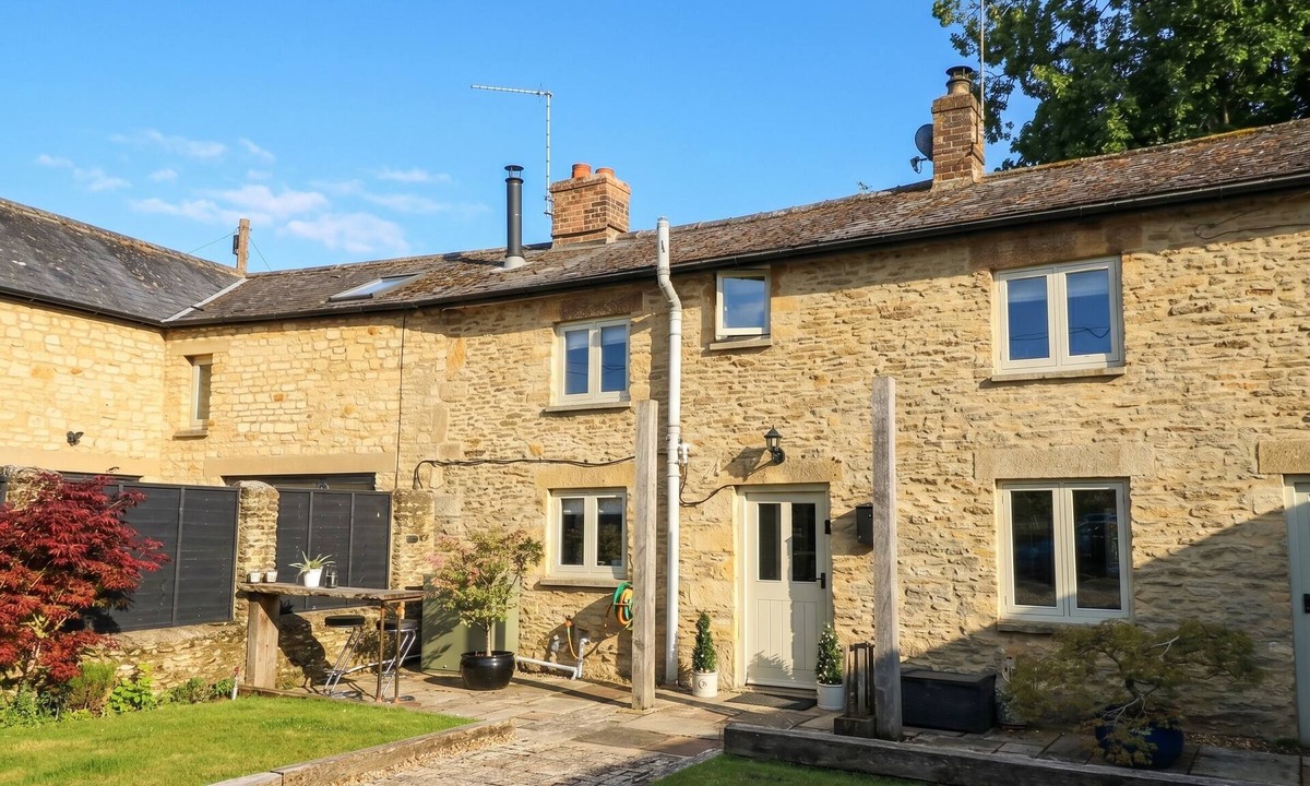 Lechlade Cottage | 2 THE GARDENS, pet friendly, with open fire in Lechlade-On-Thames