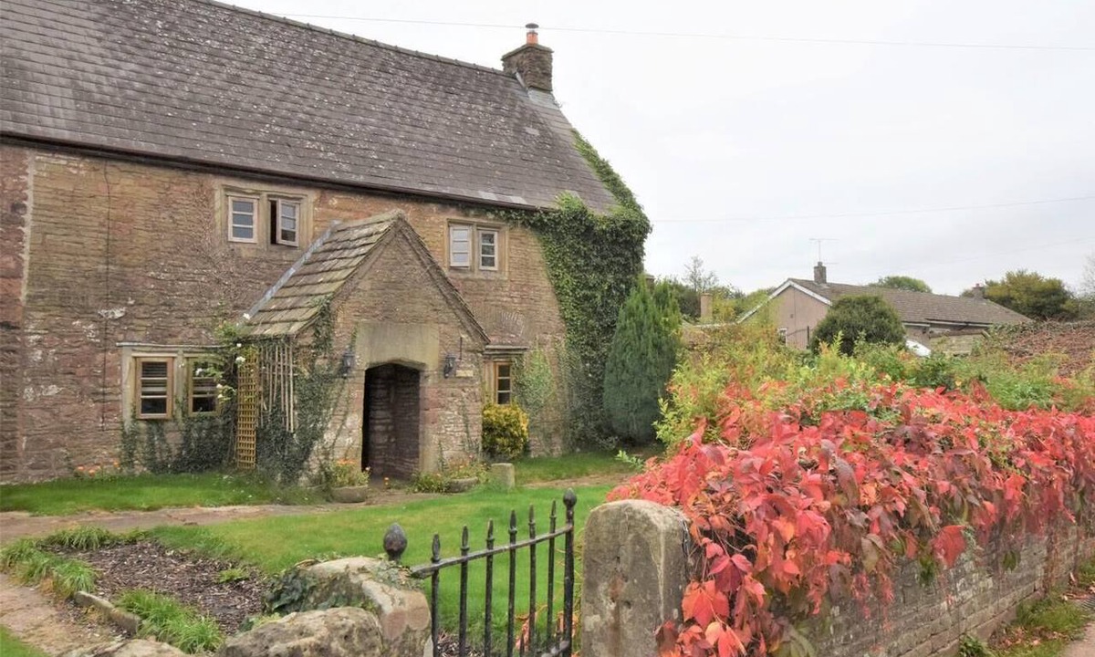 Lydney Cottage | 3 Bed in Lydney (oc-52148)