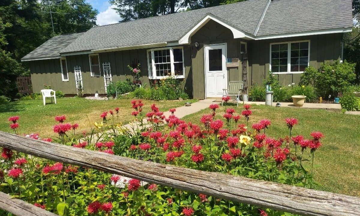 Iron Mountain House | 3-bedroom home. Secluded luxury/Hot Tub/Sauna/Chef Kitchen