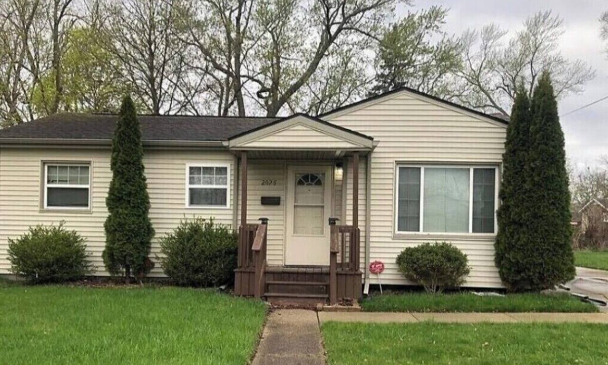 Flint House | 3-bedroom house in serene Flint with cool AC for relaxing stays