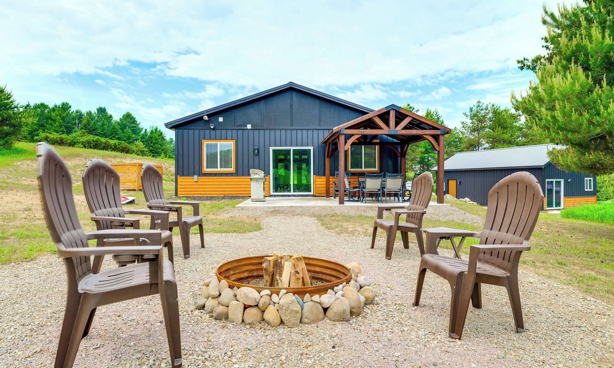Bellaire Cabin | 3 Mi to Lake! Golfer's Oasis on Summit Course