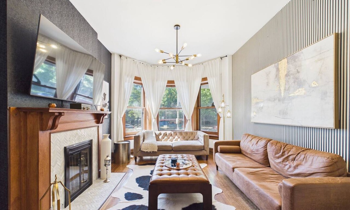 Lakeview Apartment | 3BR Art Deco retreat with garage.