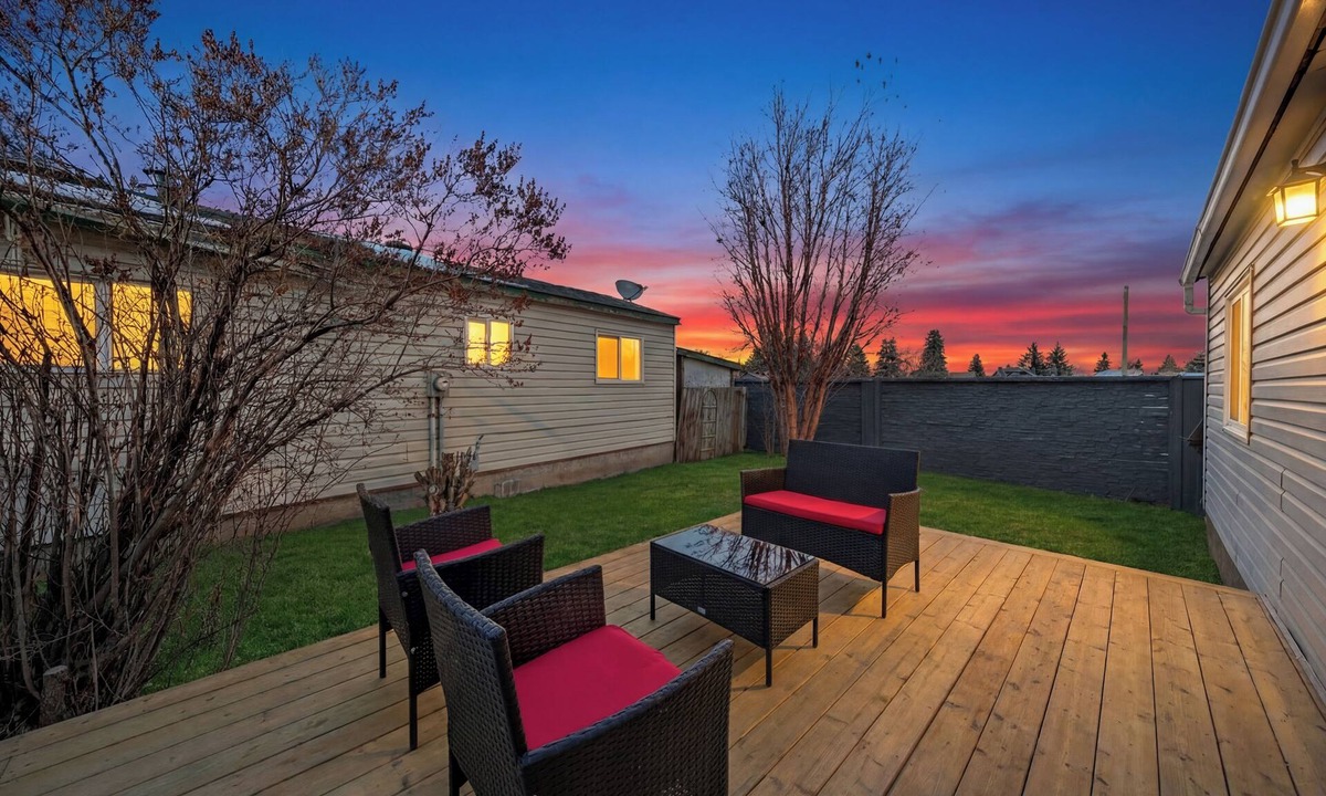 Southeast Calgary House | 3BR Retreat~Patio~Firepit~Backyard~Nearby Rockies