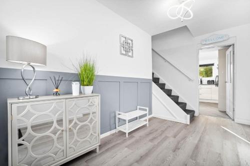 Halesowen House | 4 Bedroom Town House Perfect for families sleeps 6