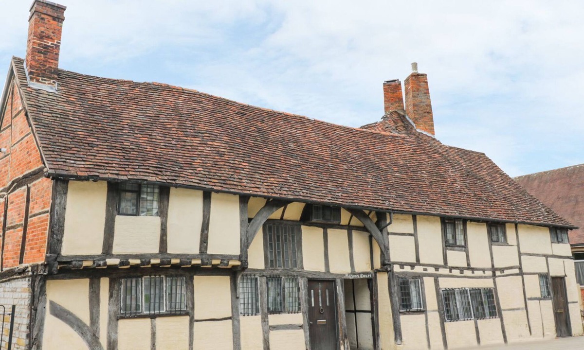 City Centre Cottage | 4 MASONS COURT, family friendly, with a garden in Stratford-Upon-Avon