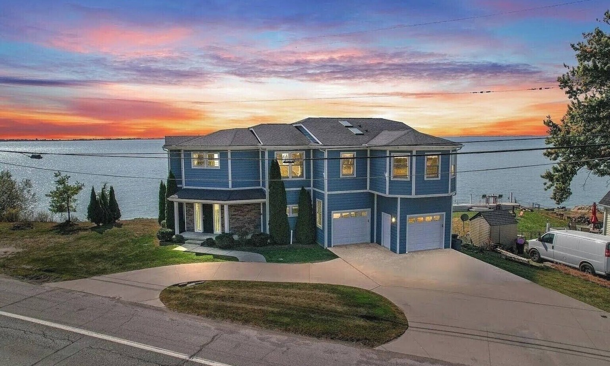 Fair Haven House | 5 bedroom 5 1/2 bath water front Home on lake St Clair.