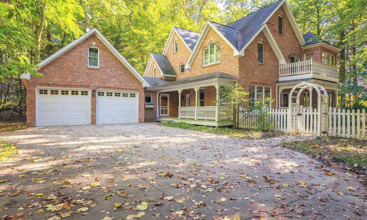 Grand Junction House | 5 bedroom on Saddle Lake, Luxury retreat