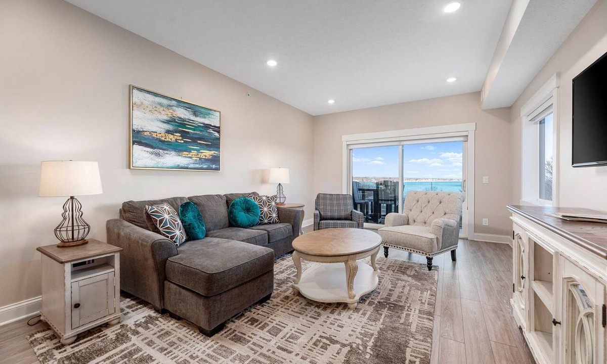 Traverse City Condo | 🌆 539 Bay St Downtown Lakeview Condo | 301W - Waterfront, Free Parking, Moments from festival grounds