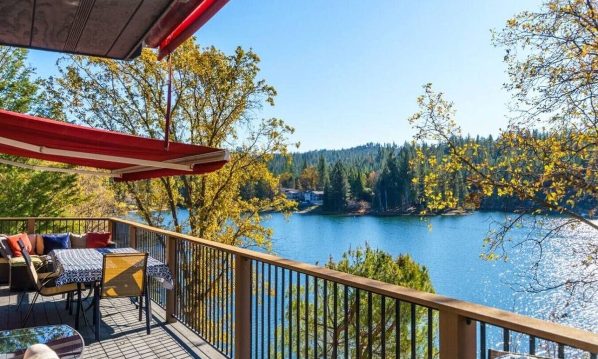Groveland Cottage | 562 Massive 8 Bedroom on the Lake!