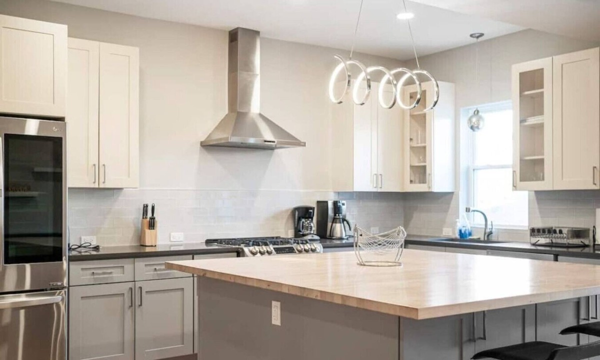 Logan Square House | 5BR/4BA Modern SFH Logan Square!