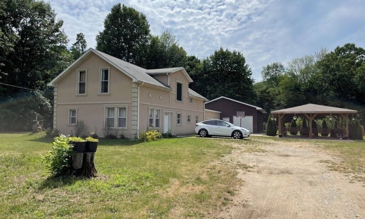 Covert House | 5BR/5BA Near Lake Michigan – 4 En-Suite Suites + Bunk Room