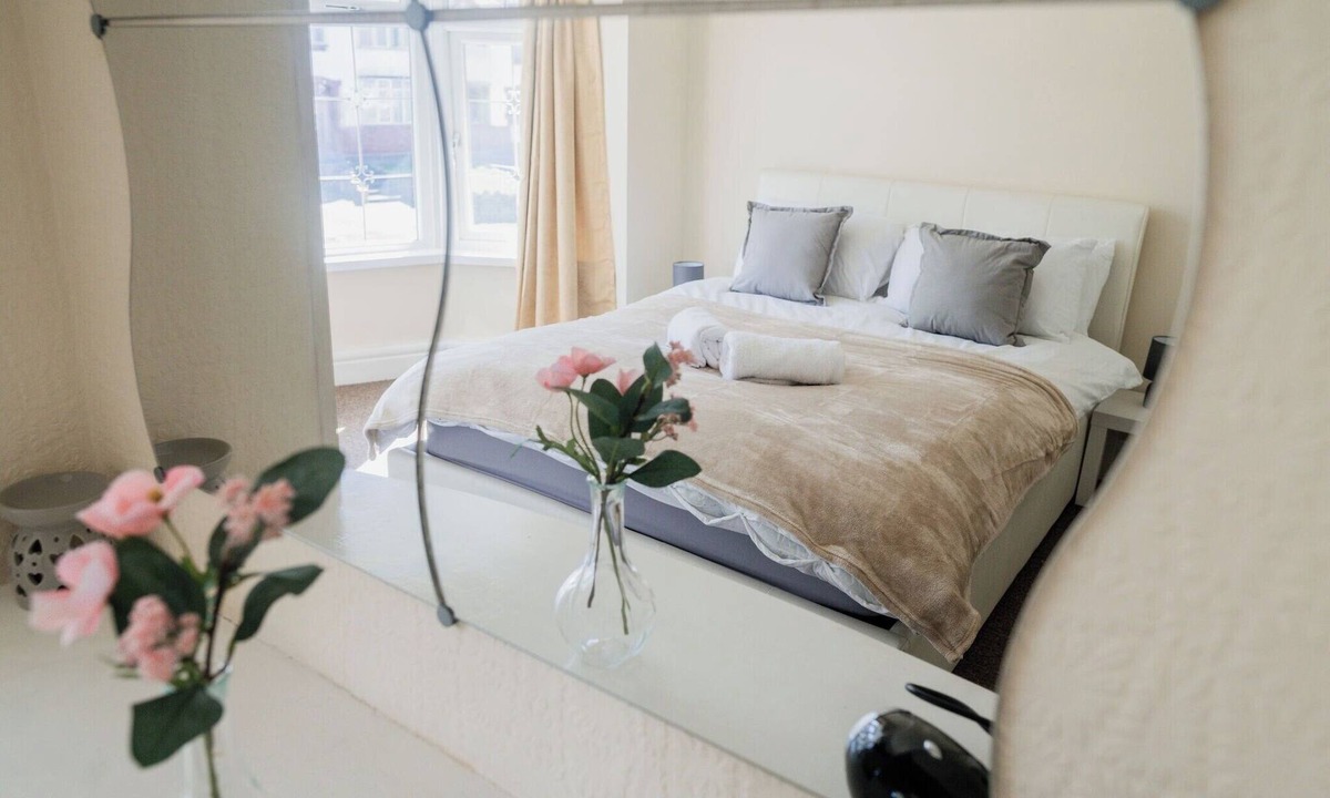 Dudley House | 6-bed House - Sleeps 13 - Families & Contractors