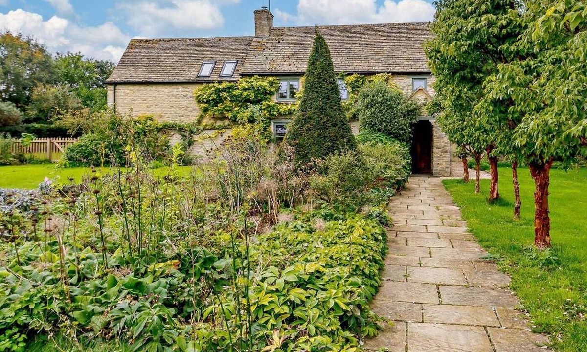 Lechlade Cottage | 6 Bed in Lechlade (oc-93251)