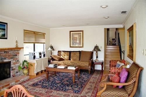 Rancho Calaveras House | A Great Riverfront Retreat a Shangri-La Paradize