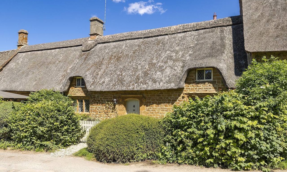 Great Tew Cottage | A stunning dog friendly Cotswold thatched cottage - The Green