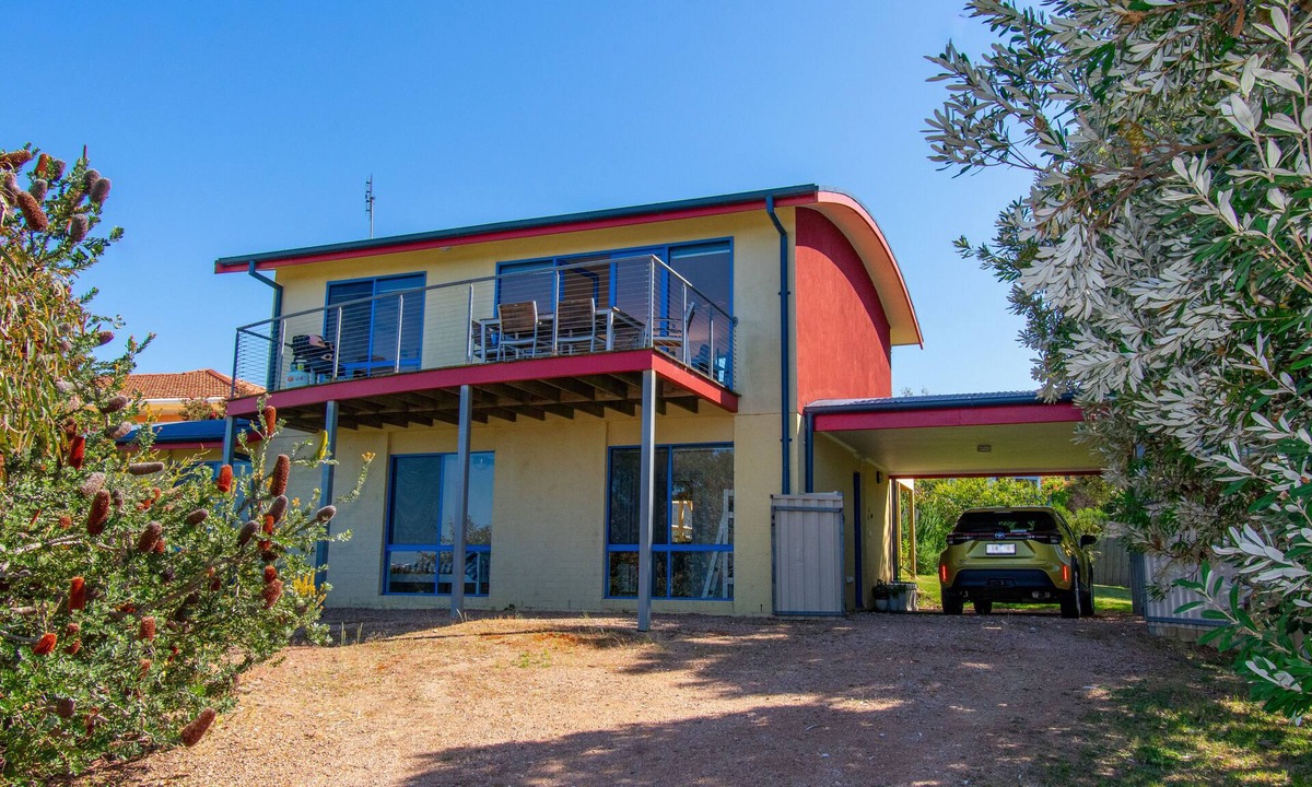 Lakes Entrance House | A two-storey house with sweeping views of Bass Strait and the North Arm.