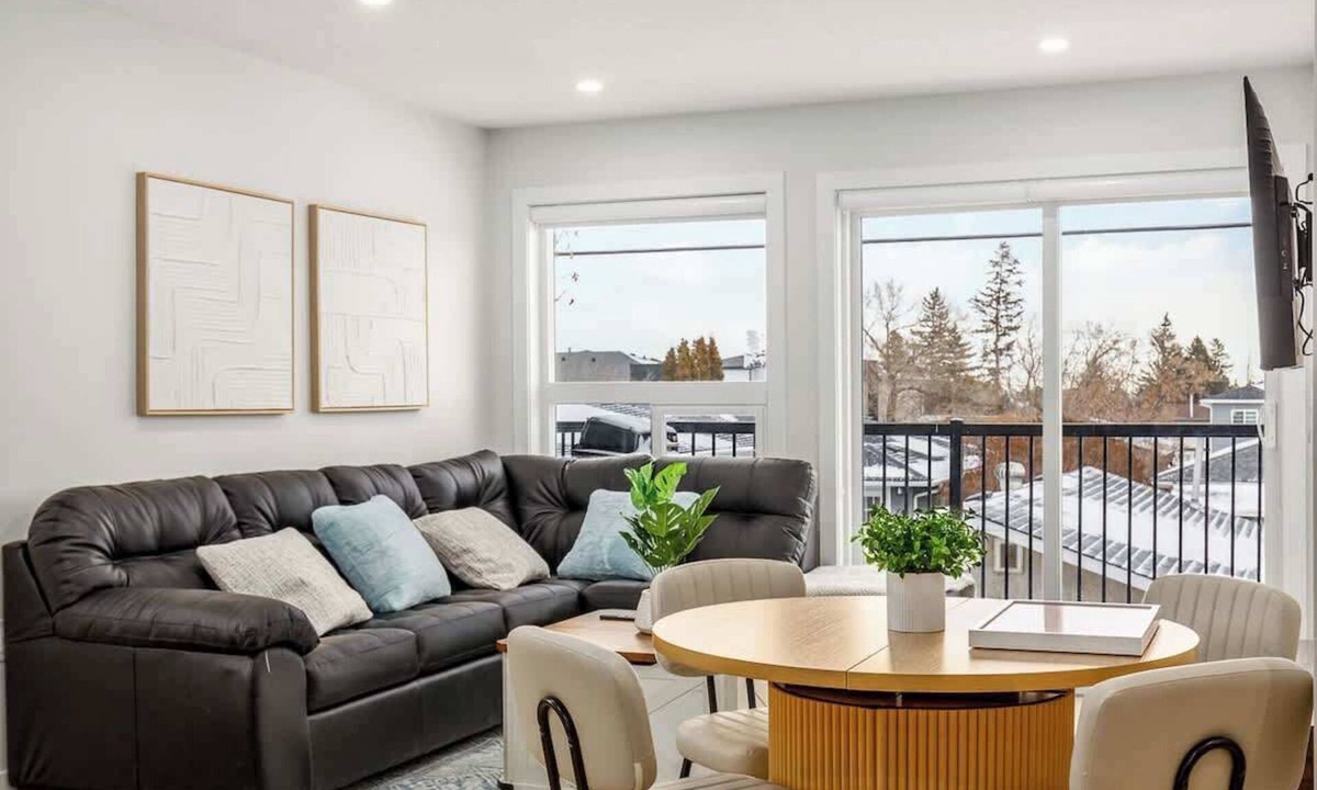 Radisson Heights - Albert Park House | AC, 95 min Banff, Local Coffee,Walk to Restaurants