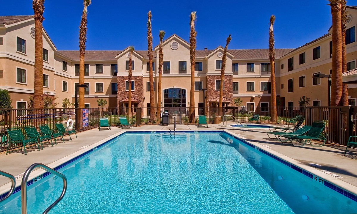Palmdale Apartment | Accessible King Suite w/Bathtub in Palmdale