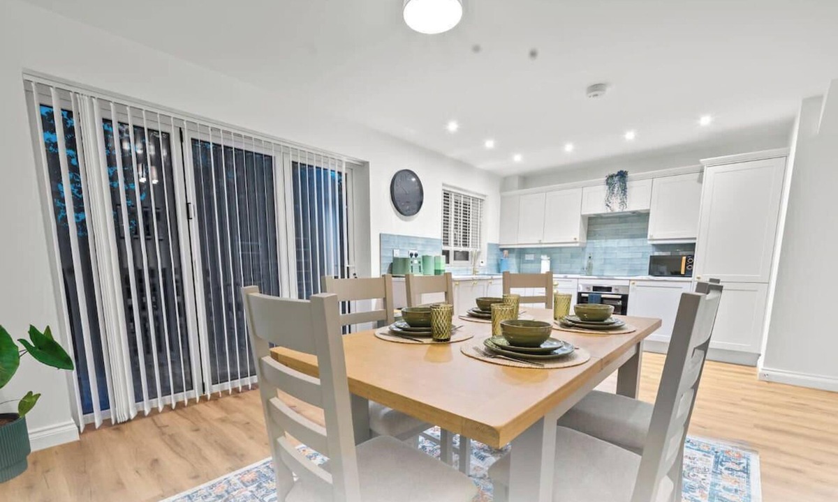 Patchway House | AltoHaus | Luxury | 4 Bed | Contractors | Groups