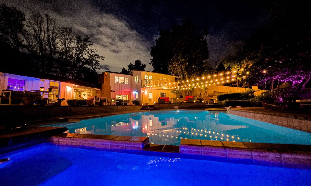 Rolling Hills Estates House | Amazing 5-bedroom farmhouse in quaint Rolling Hills Estates with AC and nature!