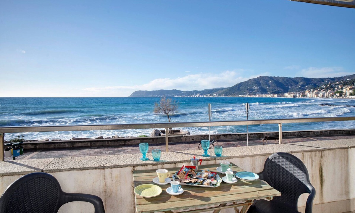 Alassio Apartment | Apartment 'Cadorna Fronte Mare' with Sea View, Wi-Fi and Air Conditioning