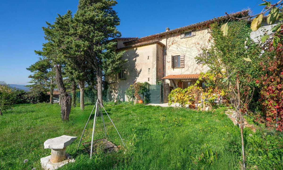 Gualdo Tadino Apartment | Apartment 'Col Di Metino' with Mountain View, Private Garden and Wi-Fi