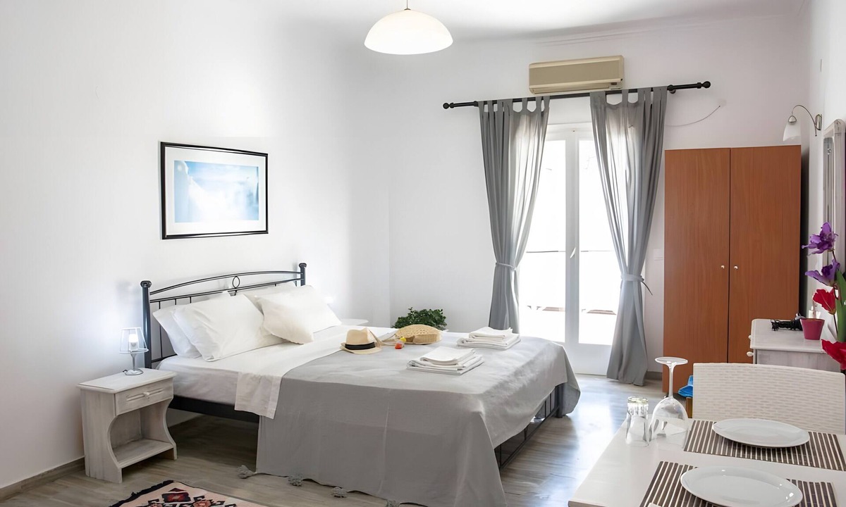Kamari Apartment | Apartment 'White Wave Studio 1' with Sea View, Wi-Fi and Air Conditioning