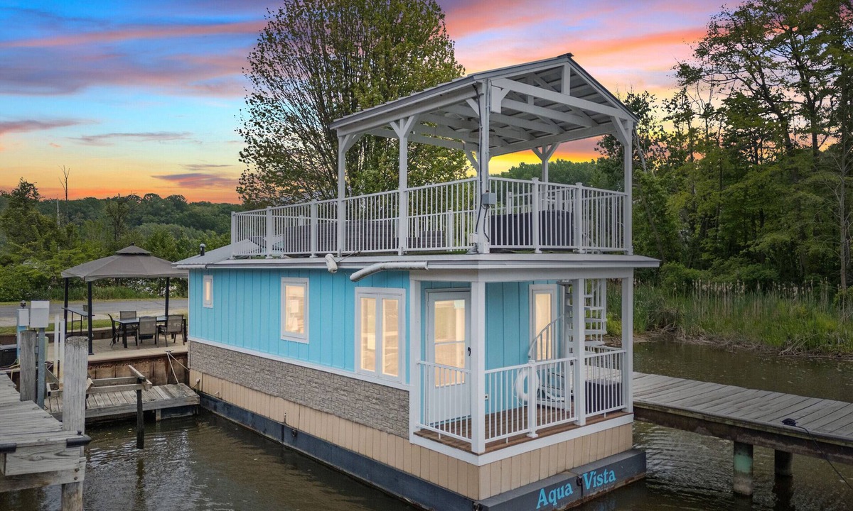 South Haven Cottage | Aqua Vista - Tiny Floating Cottage #1