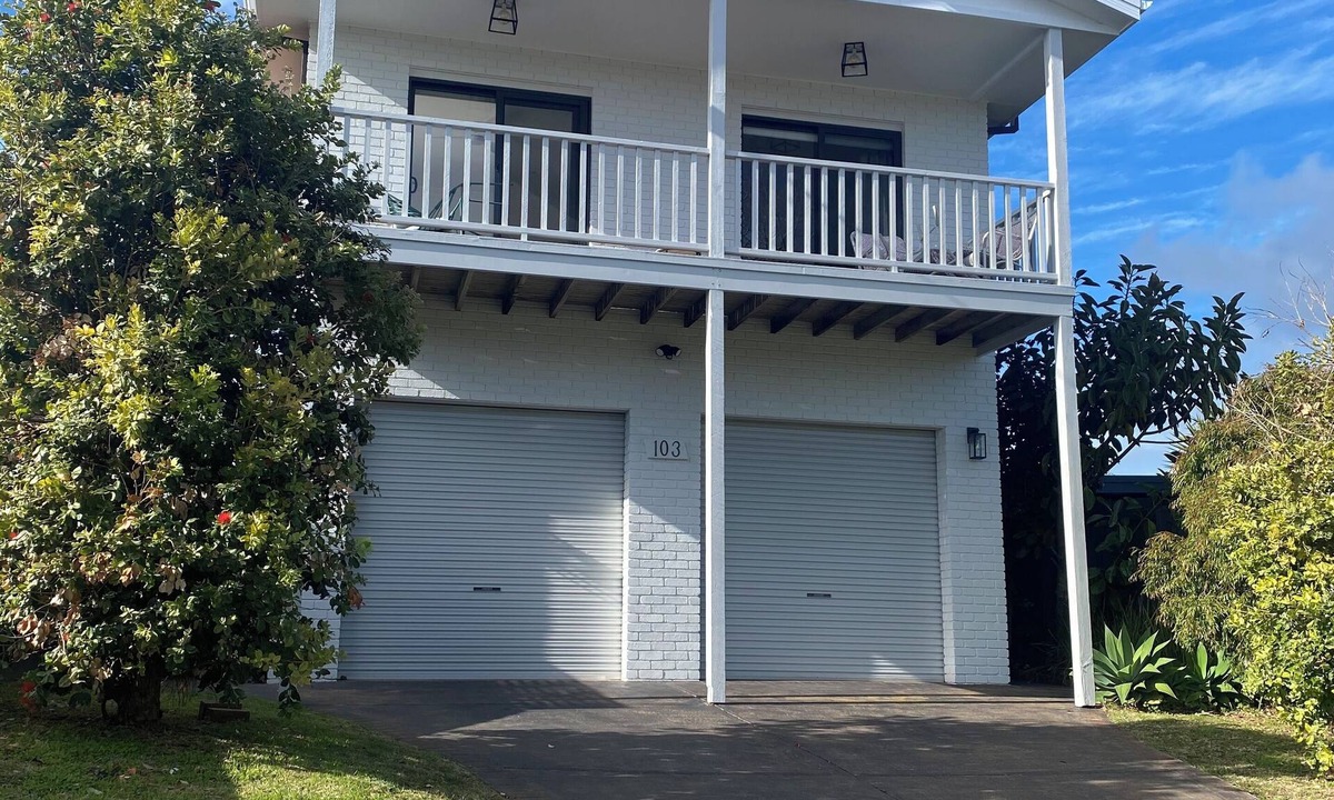 Rosebud House | Avenues Getaway ~ King beds, pet friendly and loved by guests