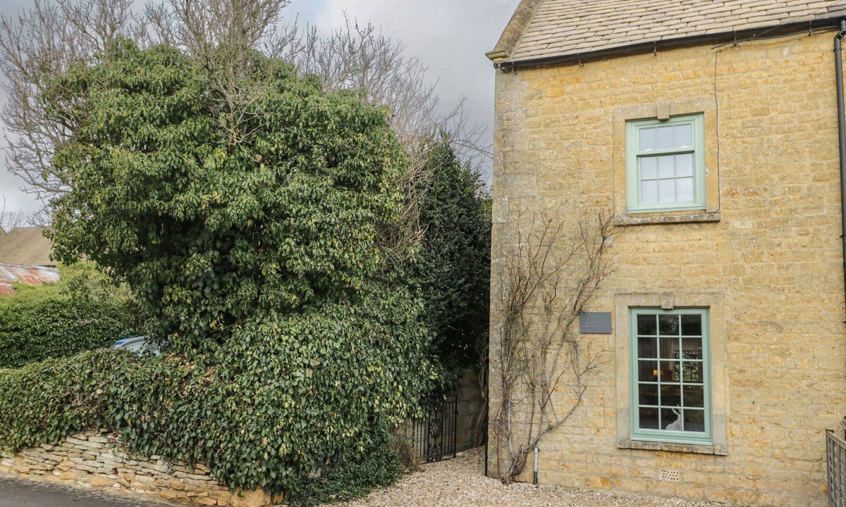 Bourton-on-the-Water Cottage | BARTON COTTAGE, pet friendly, with open fire in Bourton-On-The-Water