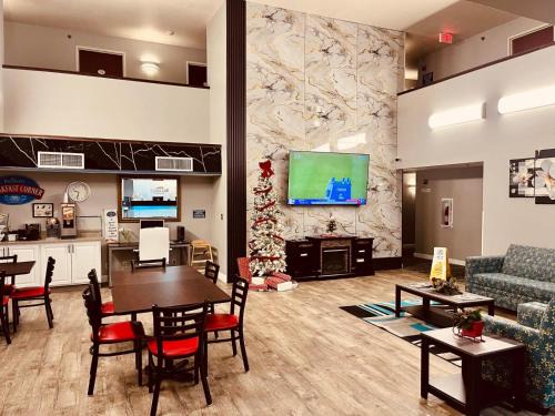 Swanton Hotel | Baymont Toledo Airport Hotel Swanton