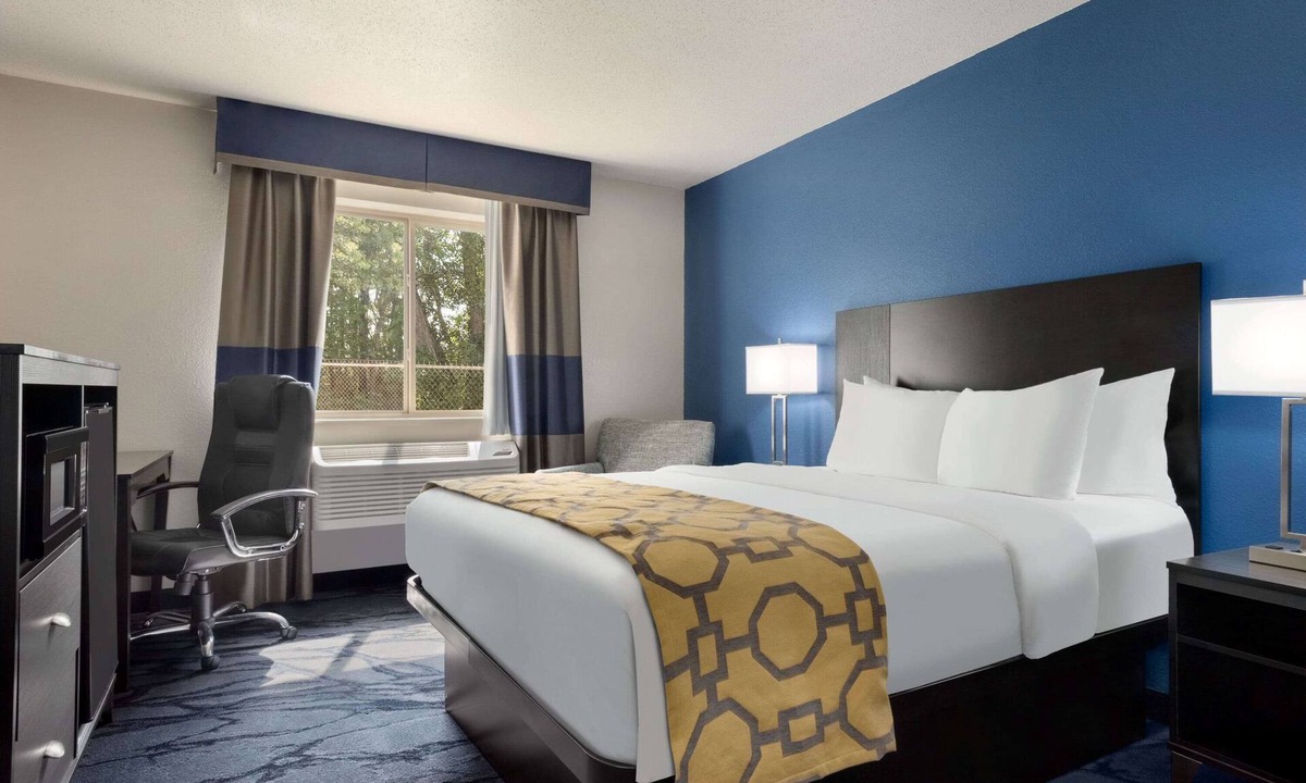 Swanton Hotel | Baymont Toledo Airport Hotel Swanton