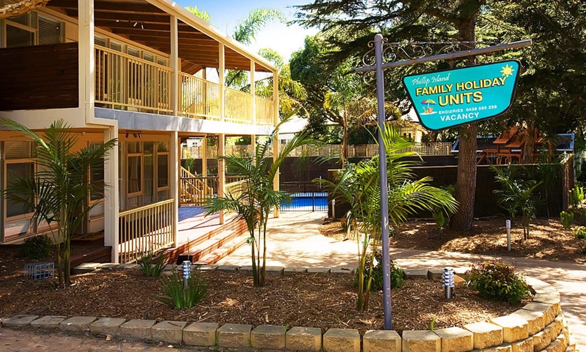 Cowes House | Beach House Apartments with pool