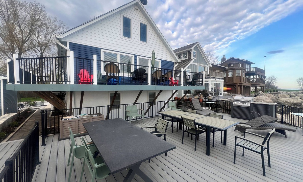 Oak Harbor House | "BEACHNUTS" -SPECTACULAR HOME ON LAKE ERIE ! 5 Bedrooms 12 Beds 4 Full Baths