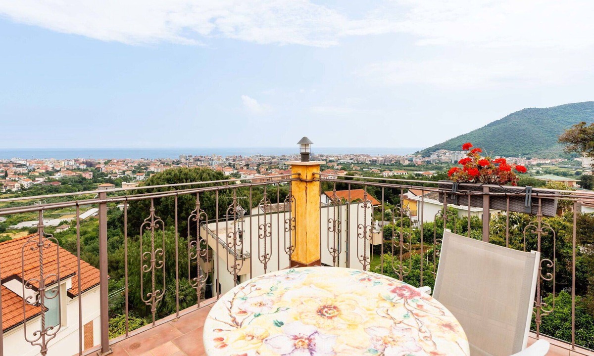 Borghetto Santo Spirito Villa | Beautiful apartment in villa for 5 guests with pool, WIFI, A/C, balcony and pets allowed
