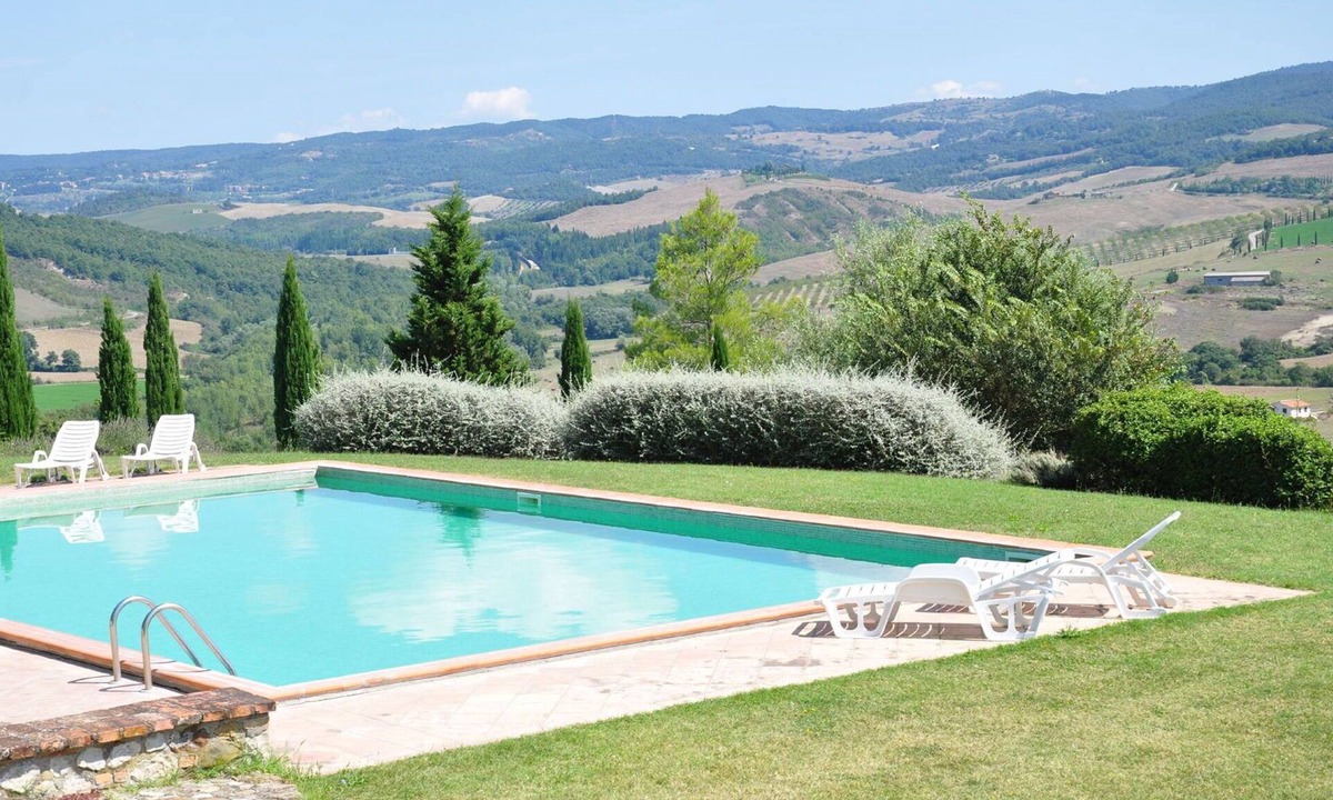 Il Poggio Apartment | Beautiful apartment for 4 people with WIFI, pool, TV, pets allowed and panoramic view