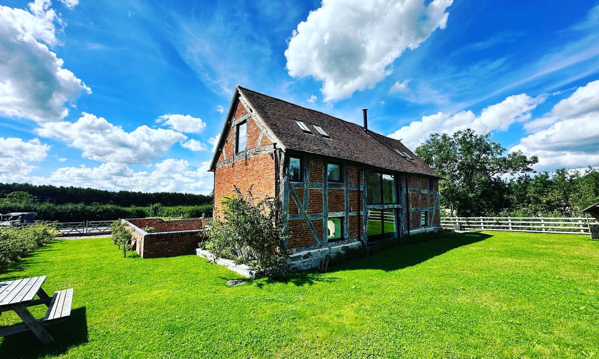 Earlswood House | Beautiful barn conversion set in the middle of idyllic peaceful countryside.